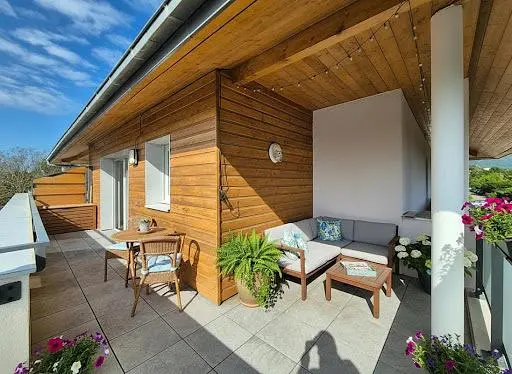 Soggiorno; pavimento in legno, luce naturale, stile moderno, soffitti alti