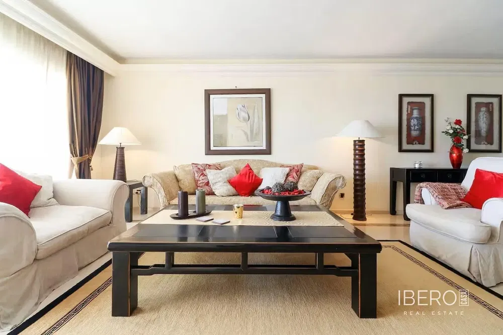 Σαλόνι; ξύλινο πάτωμα, φυσικό φως, μοντέρνο στυλ, ψηλά ταβάνια