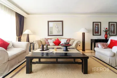 Σαλόνι; ξύλινο πάτωμα, φυσικό φως, μοντέρνο στυλ, ψηλά ταβάνια