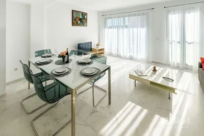 Salon; podłoga drewniana, światło dzienne, styl nowoczesny, wysokie sufity