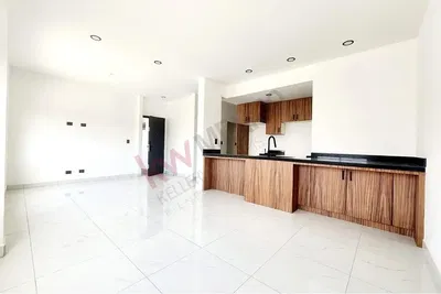 Salon; parquet, lumière naturelle, style moderne, hauteur sous plafond