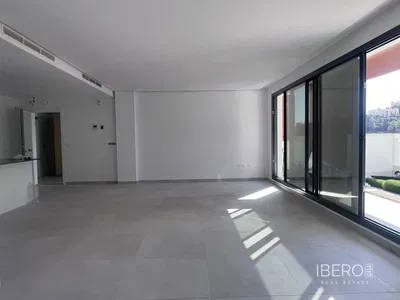 Salon; podłoga drewniana, światło dzienne, styl nowoczesny, wysokie sufity