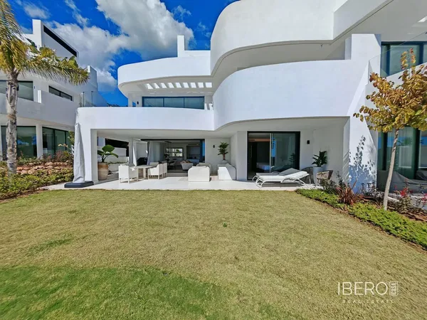 Σαλόνι; ξύλινο πάτωμα, φυσικό φως, μοντέρνο στυλ, ψηλά ταβάνια