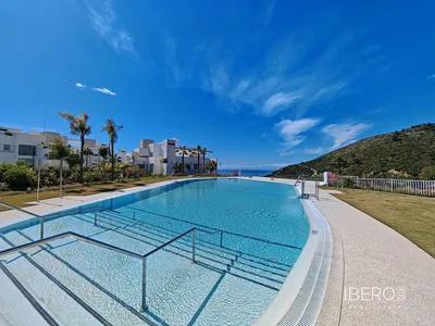 Σαλόνι; ξύλινο πάτωμα, φυσικό φως, μοντέρνο στυλ, ψηλά ταβάνια