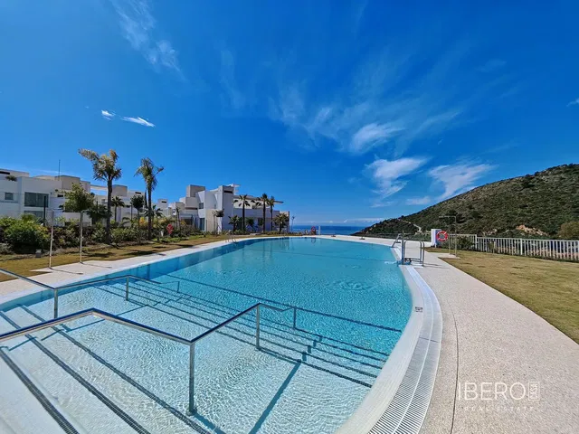 Wohnzimmer; holzboden, tageslicht, moderner stil, hohe decken