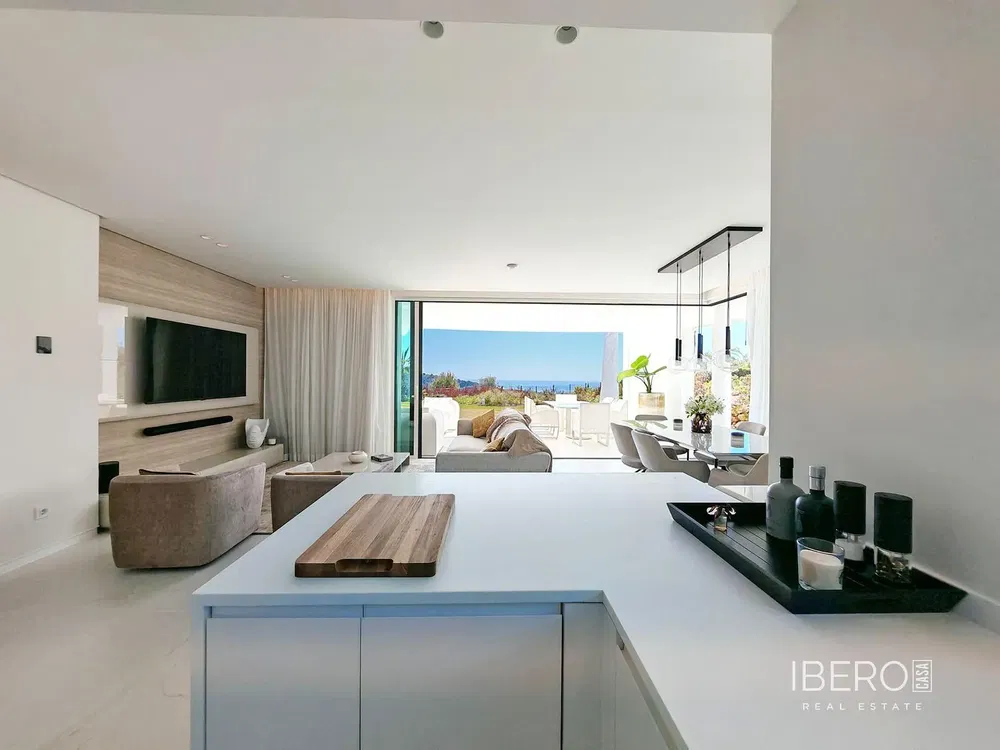 Σαλόνι; ξύλινο πάτωμα, φυσικό φως, μοντέρνο στυλ, ψηλά ταβάνια