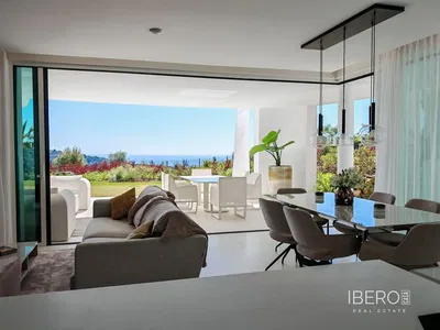 Σαλόνι; ξύλινο πάτωμα, φυσικό φως, μοντέρνο στυλ, ψηλά ταβάνια