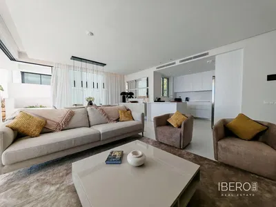 Σαλόνι; ξύλινο πάτωμα, φυσικό φως, μοντέρνο στυλ, ψηλά ταβάνια