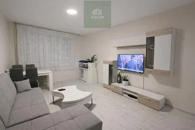 Sala de estar; chão de madeira, luz natural, estilo moderno, teto alto