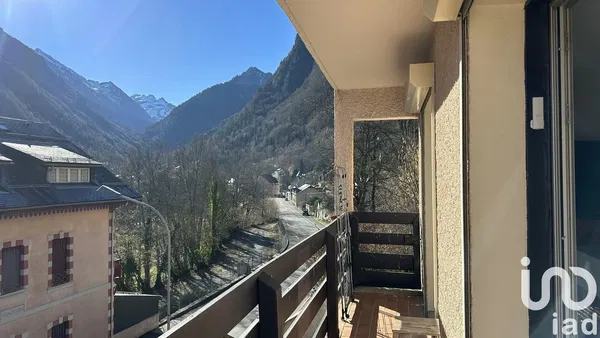 Wohnzimmer; holzboden, tageslicht, moderner stil, hohe decken