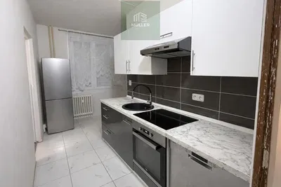 Sala de estar; chão de madeira, luz natural, estilo moderno, teto alto