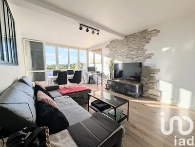 Living room; wood floor, natural light, modern style, high ceiling