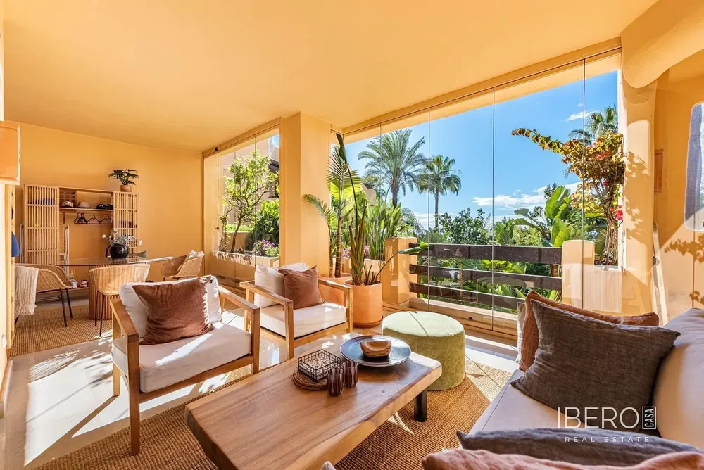 Salon; podłoga drewniana, światło dzienne, styl nowoczesny, wysokie sufity