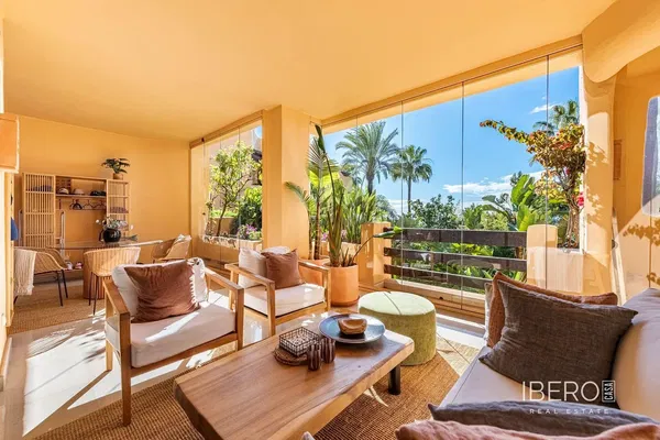 Woonkamer; houten vloer, natuurlijk licht, moderne stijl, hoge plafonds