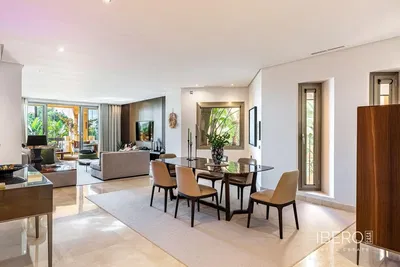 Salon; podłoga drewniana, światło dzienne, styl nowoczesny, wysokie sufity