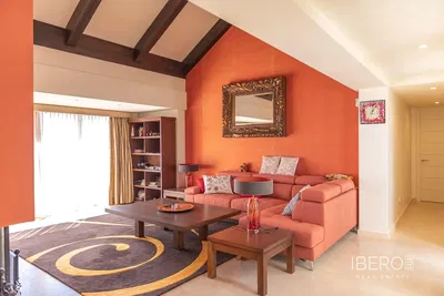 Wohnzimmer; holzboden, tageslicht, moderner stil, hohe decken