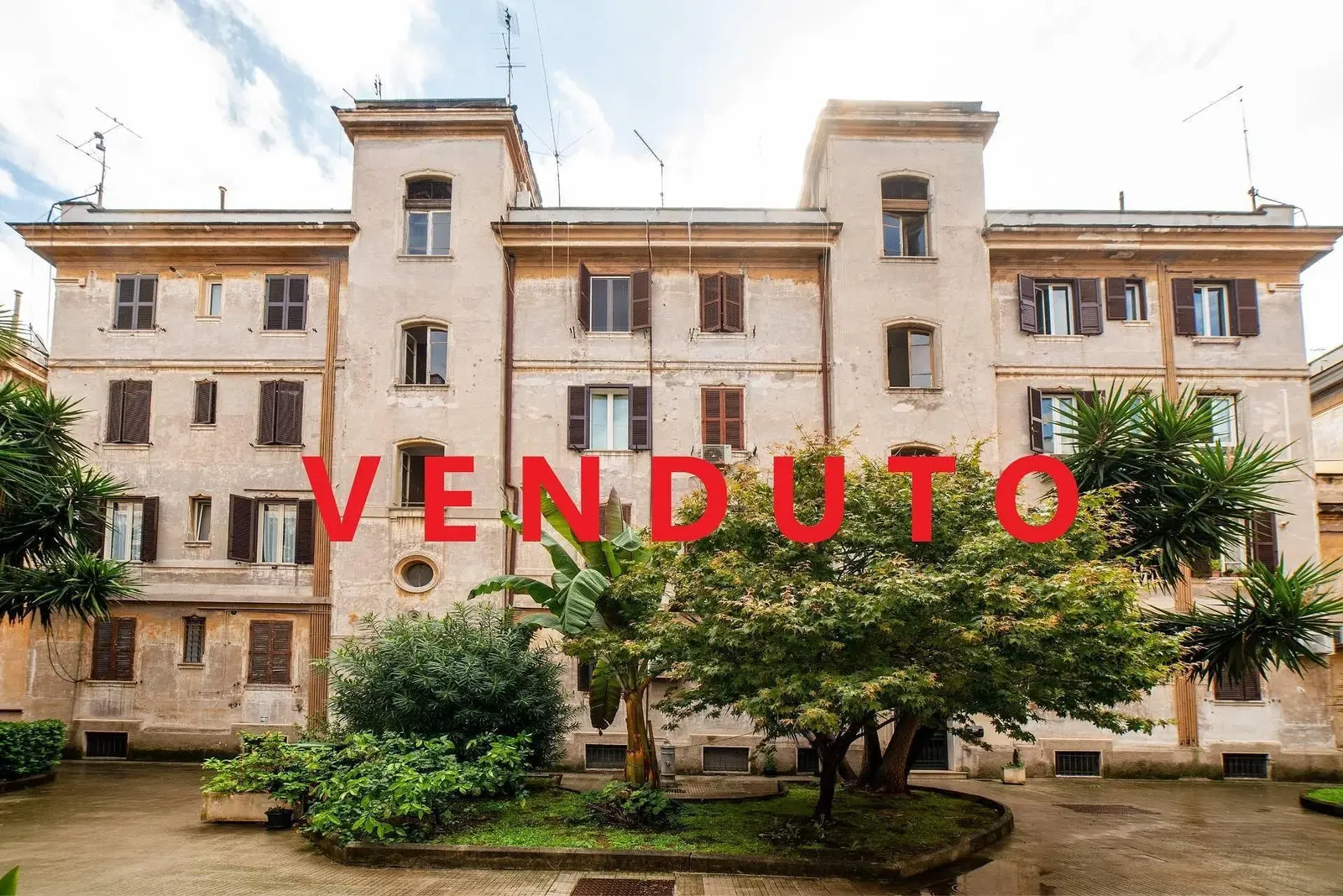 Wohnzimmer; holzboden, tageslicht, moderner stil, hohe decken