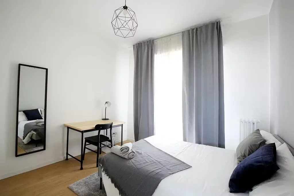 Obývací pokoj; dřevěná podlaha, přirozené světlo, moderní styl, vysoké stropy