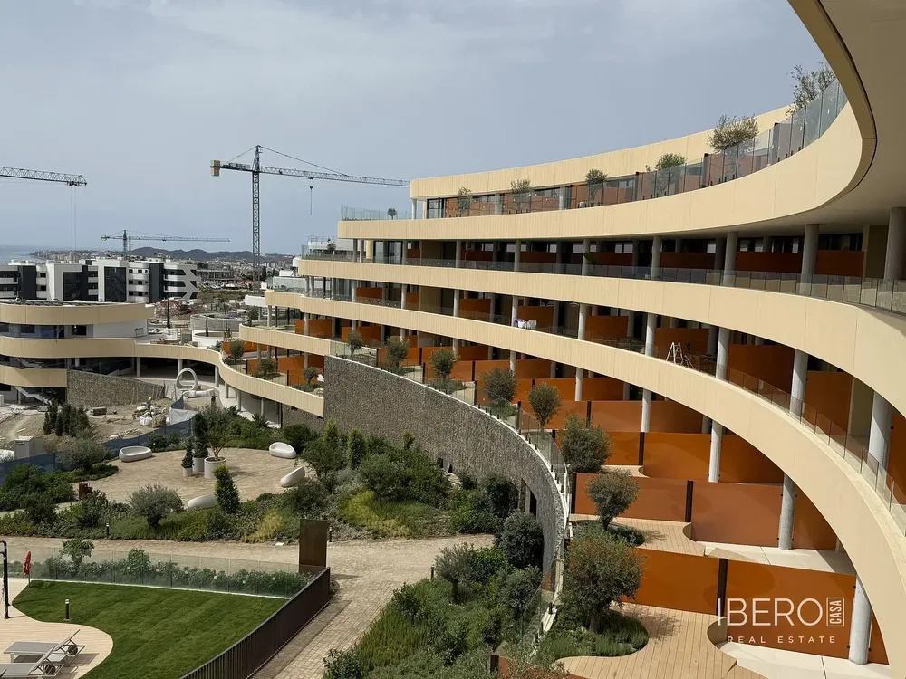 Σαλόνι; ξύλινο πάτωμα, φυσικό φως, μοντέρνο στυλ, ψηλά ταβάνια