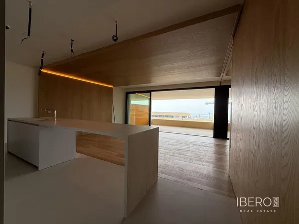 Σαλόνι; ξύλινο πάτωμα, φυσικό φως, μοντέρνο στυλ, ψηλά ταβάνια