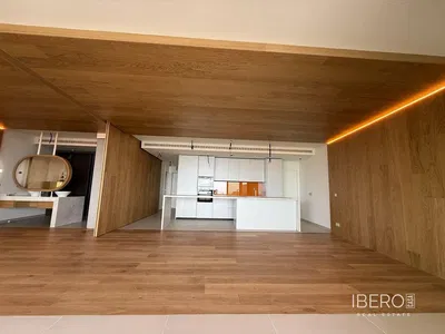 Κουζίνα; συσκευές κουζίνας, ξύλινο πάτωμα, φυσικό φως, μοντέρνο στυλ, ανακαινισμένο