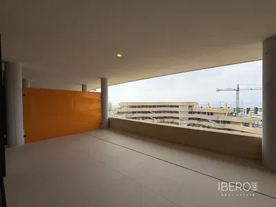 Σαλόνι; ξύλινο πάτωμα, φυσικό φως, μοντέρνο στυλ, ψηλά ταβάνια