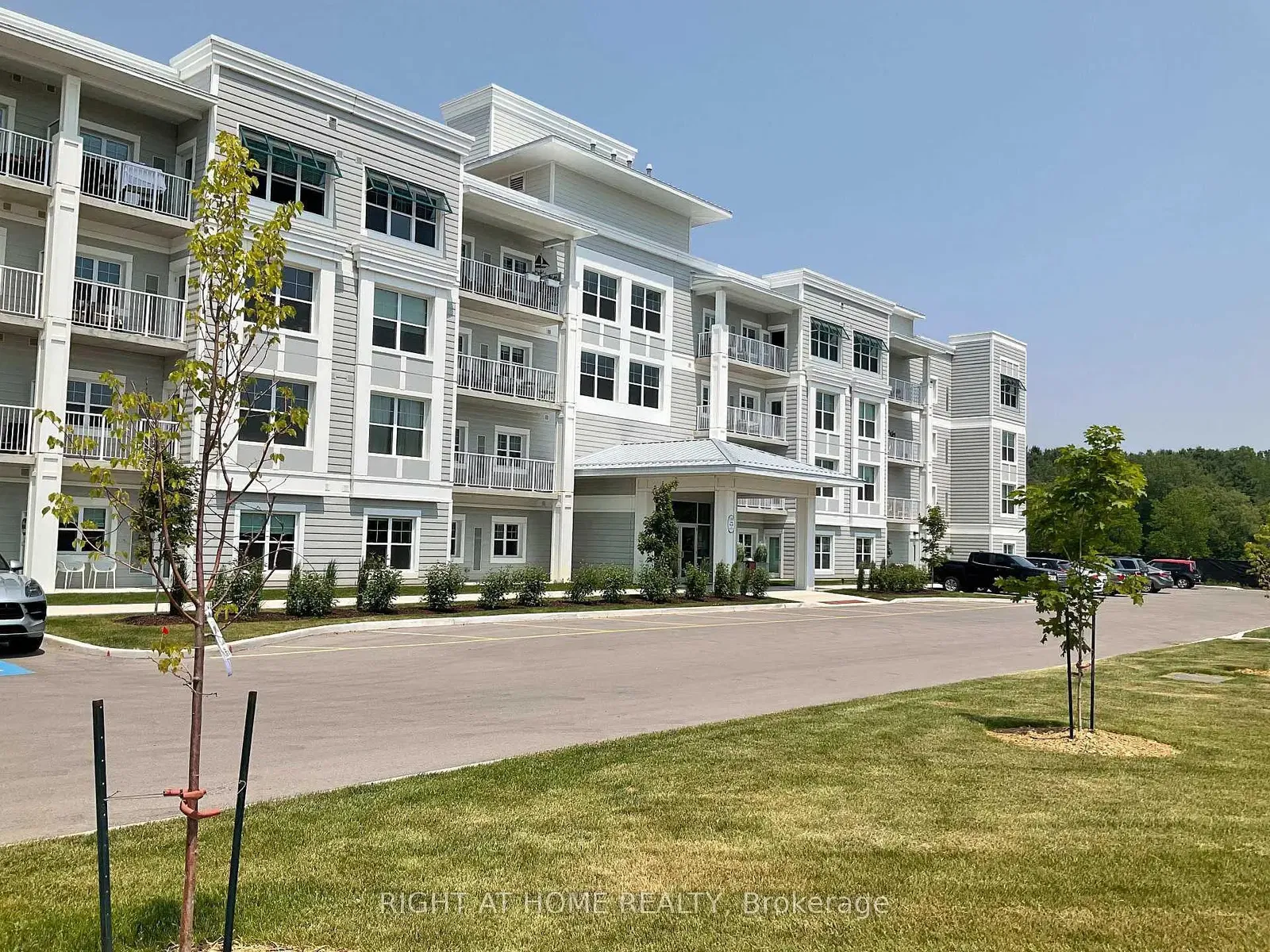 Woonkamer; houten vloer, natuurlijk licht, moderne stijl, hoge plafonds