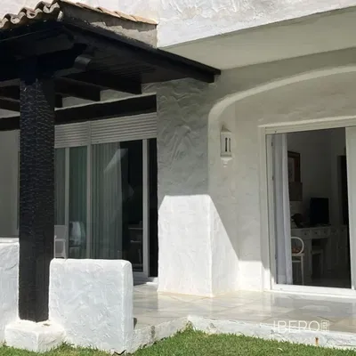 Σαλόνι; ξύλινο πάτωμα, φυσικό φως, μοντέρνο στυλ, ψηλά ταβάνια