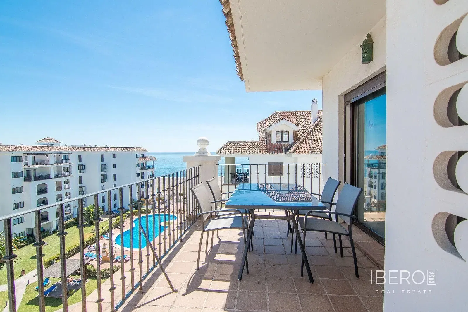 Σαλόνι; ξύλινο πάτωμα, φυσικό φως, μοντέρνο στυλ, ψηλά ταβάνια