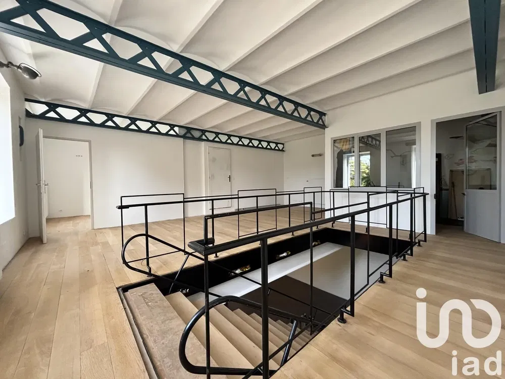 Soggiorno; pavimento in legno, luce naturale, stile moderno, soffitti alti