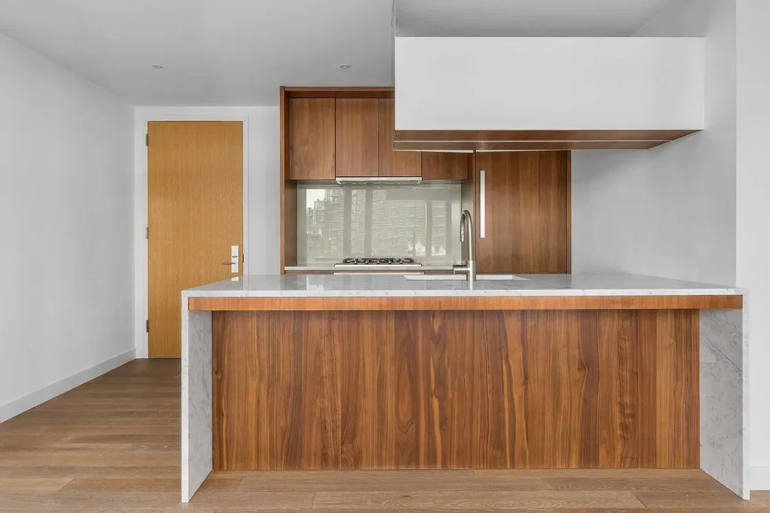 Cocina; electrodomésticos, suelo de madera, luz natural, estilo moderno