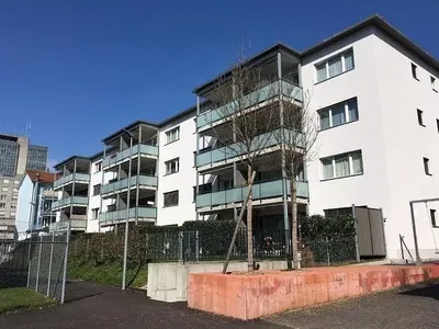 Woonkamer; houten vloer, natuurlijk licht, moderne stijl, hoge plafonds