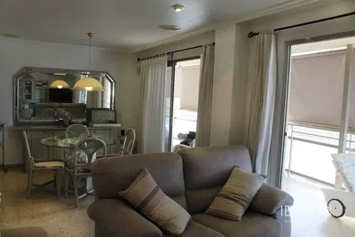 Salon; podłoga drewniana, światło dzienne, styl nowoczesny, wysokie sufity