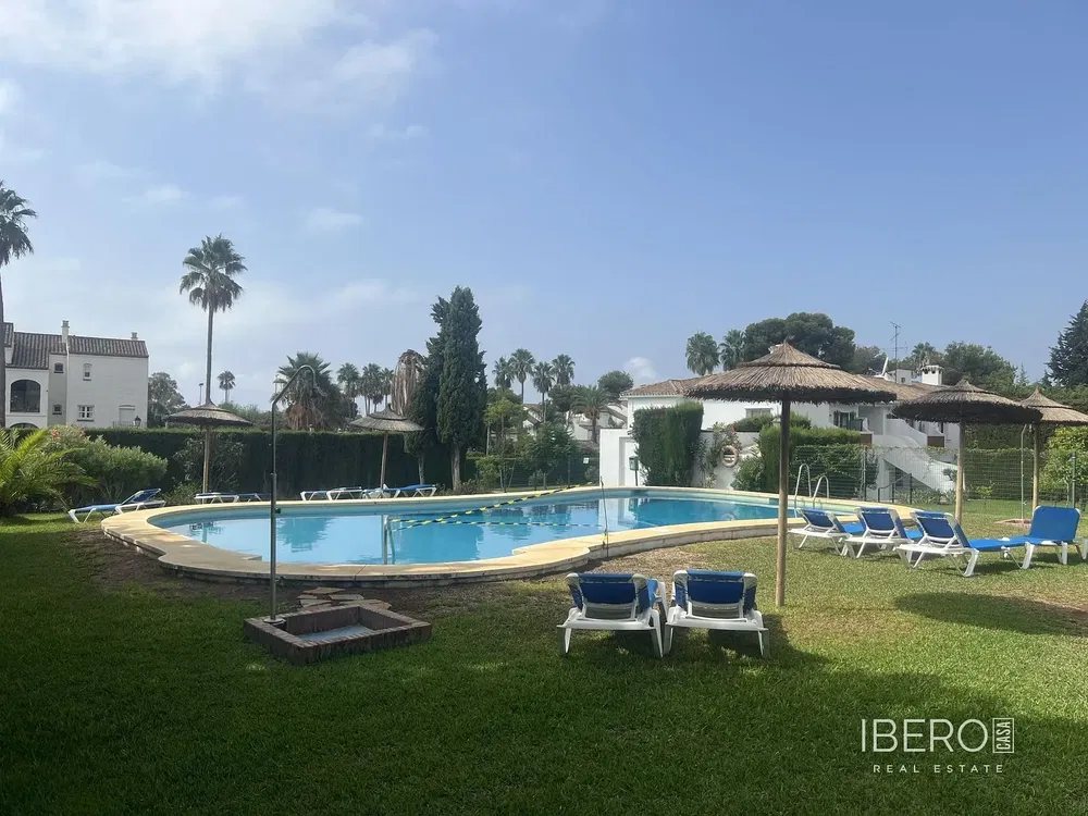 Wohnzimmer; holzboden, tageslicht, moderner stil, hohe decken