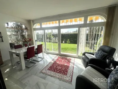 Wohnzimmer; holzboden, tageslicht, moderner stil, hohe decken