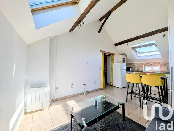 Living room; wood floor, natural light, modern style, high ceiling