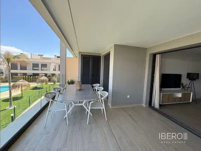 Oturma odası; ahşap zemin, doğal ışık, modern stil, yüksek tavan