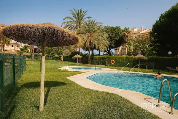 Wohnzimmer; holzboden, tageslicht, moderner stil, hohe decken