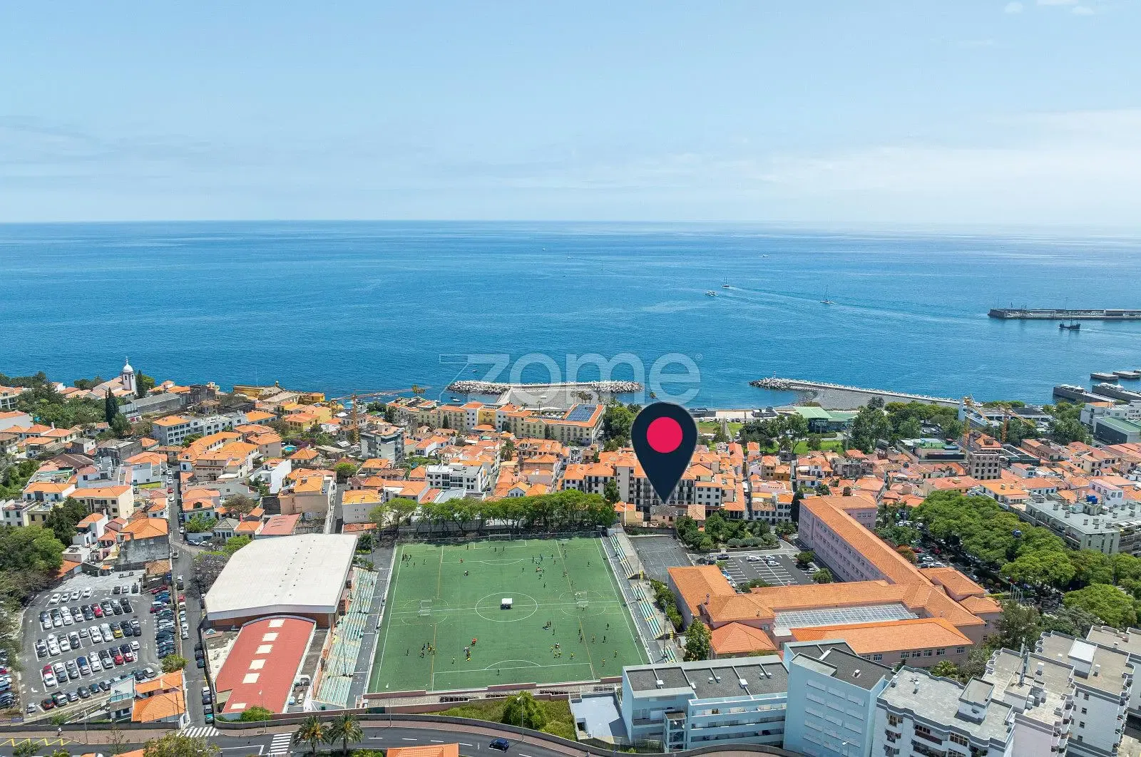 Soggiorno; pavimento in legno, luce naturale, stile moderno, soffitti alti