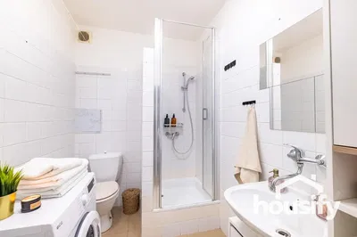 Σαλόνι; ξύλινο πάτωμα, φυσικό φως, μοντέρνο στυλ, ψηλά ταβάνια