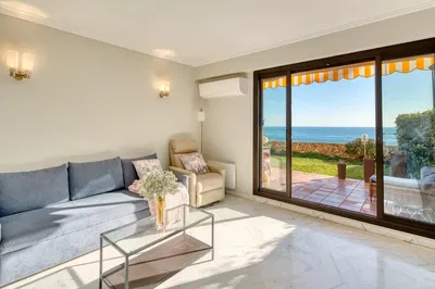 Soggiorno; pavimento in legno, luce naturale, stile moderno, soffitti alti