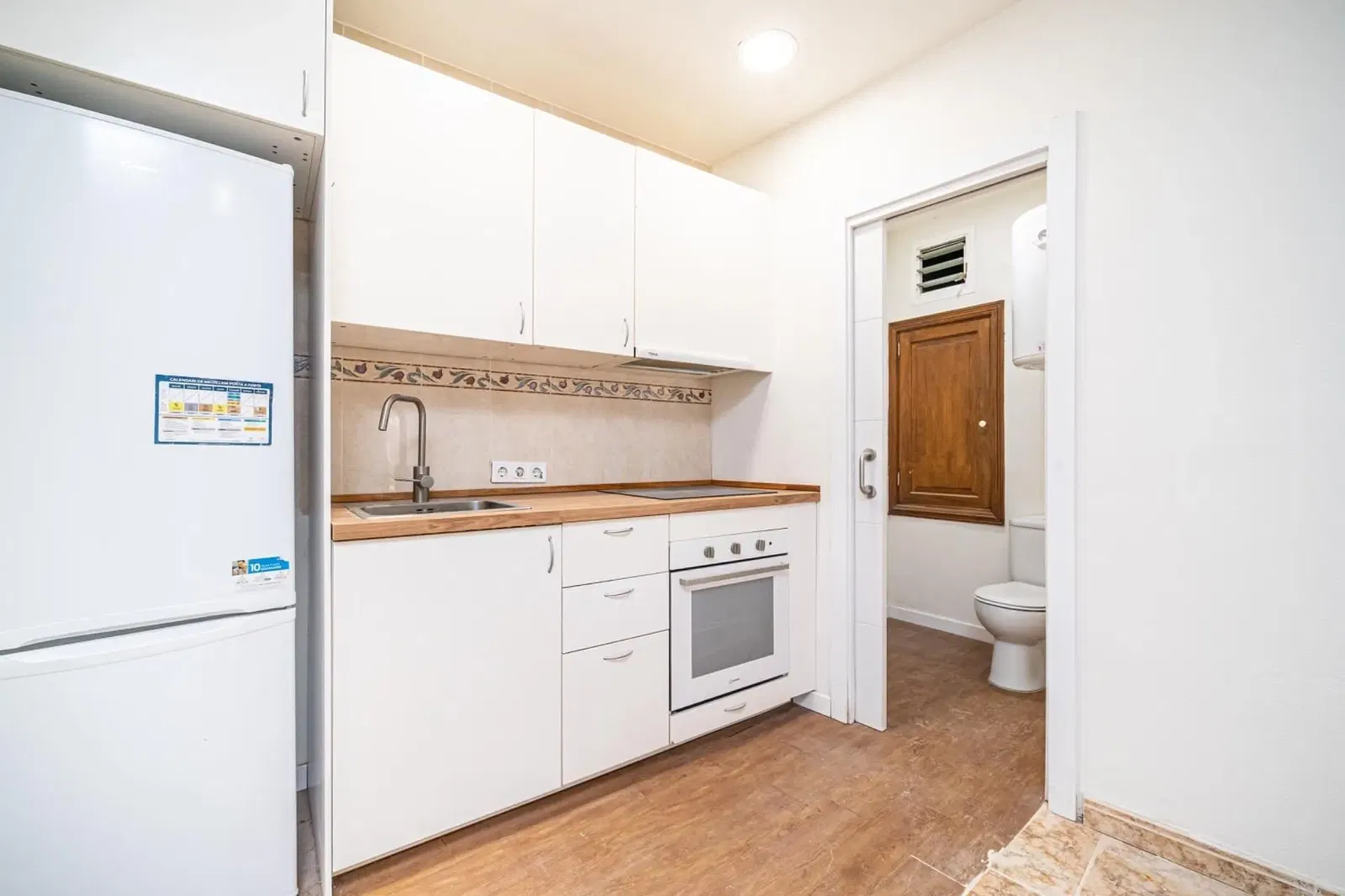 Salon; podłoga drewniana, światło dzienne, styl nowoczesny, wysokie sufity