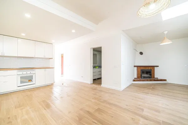 Wohnzimmer; holzboden, tageslicht, moderner stil, hohe decken