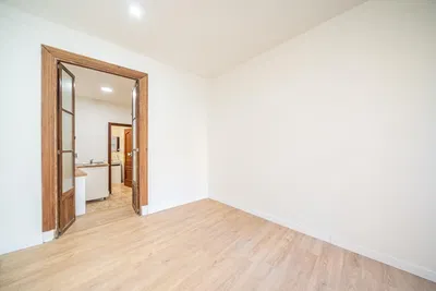 Wohnzimmer; holzboden, tageslicht, moderner stil, hohe decken