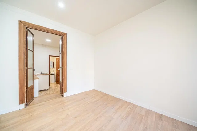 Living room; wood floor, natural light, modern style, high ceiling