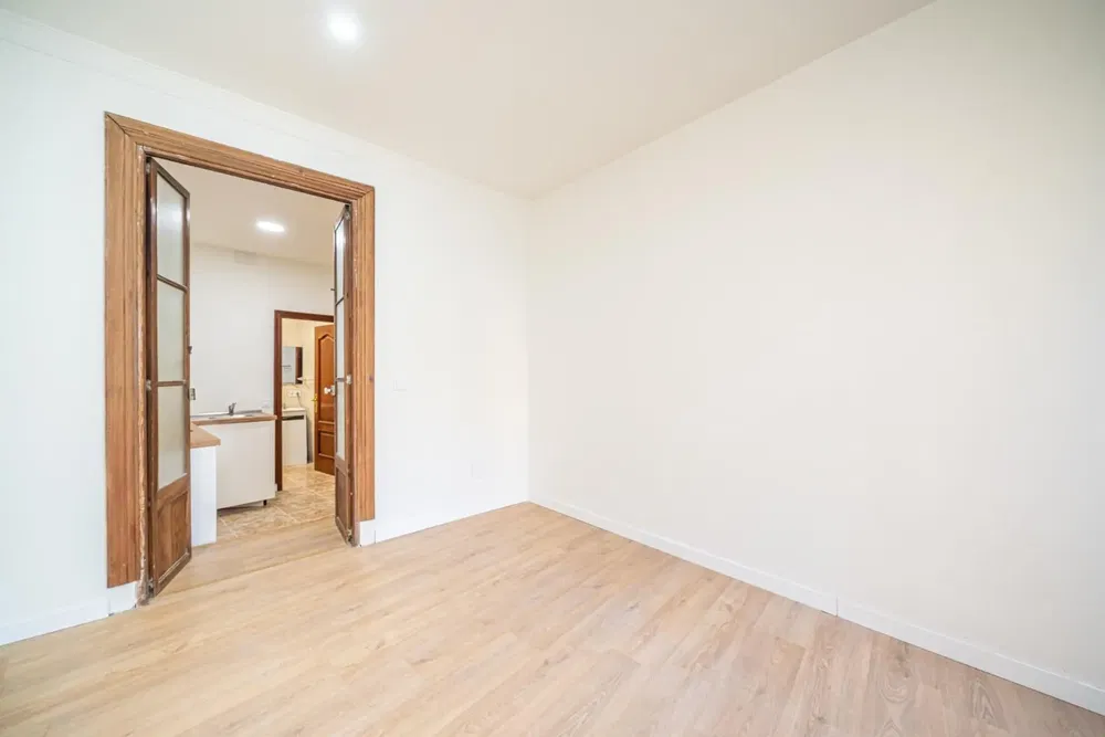 Salon; parquet, lumière naturelle, style moderne, hauteur sous plafond