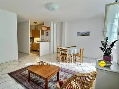 Soggiorno; pavimento in legno, luce naturale, stile moderno, soffitti alti