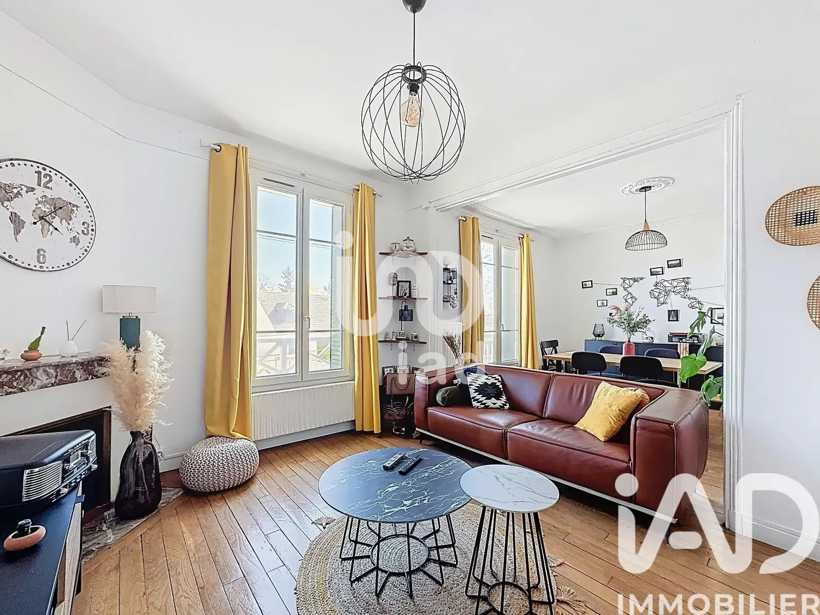 Woonkamer; houten vloer, natuurlijk licht, moderne stijl, hoge plafonds