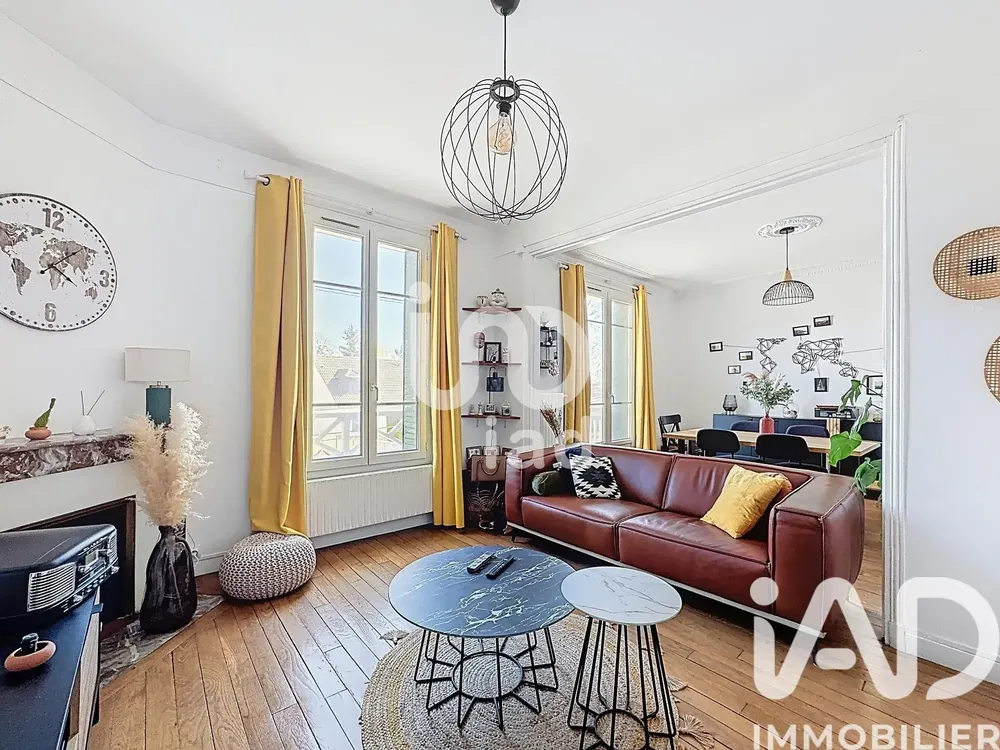 Woonkamer; houten vloer, natuurlijk licht, moderne stijl, hoge plafonds