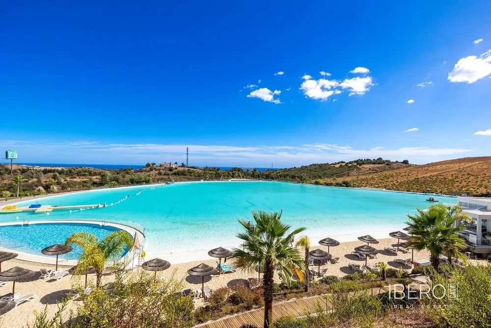Woonkamer; houten vloer, natuurlijk licht, moderne stijl, hoge plafonds